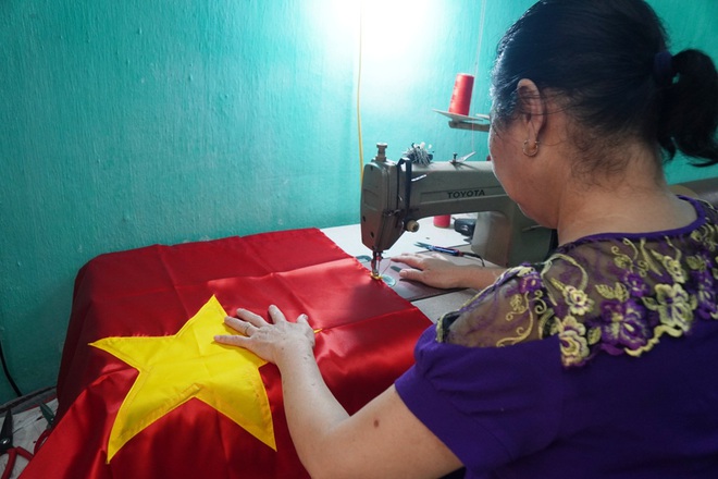 Gia đình 3 thế hệ gần 40 năm may cờ Tổ quốc - 5