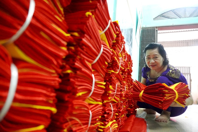 Gia đình 3 thế hệ gần 40 năm may cờ Tổ quốc - 7