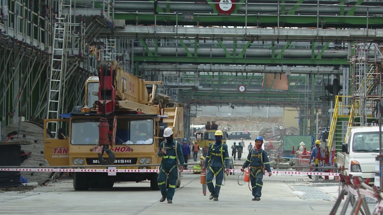 Do ảnh hưởng của dịch bệnh LSP đã gặp một số khó khăn trong việc đảm bảo tiến độ của dự án.  Trong ảnh: Trên công trường dự án LSP. Ảnh: AN NHẬT