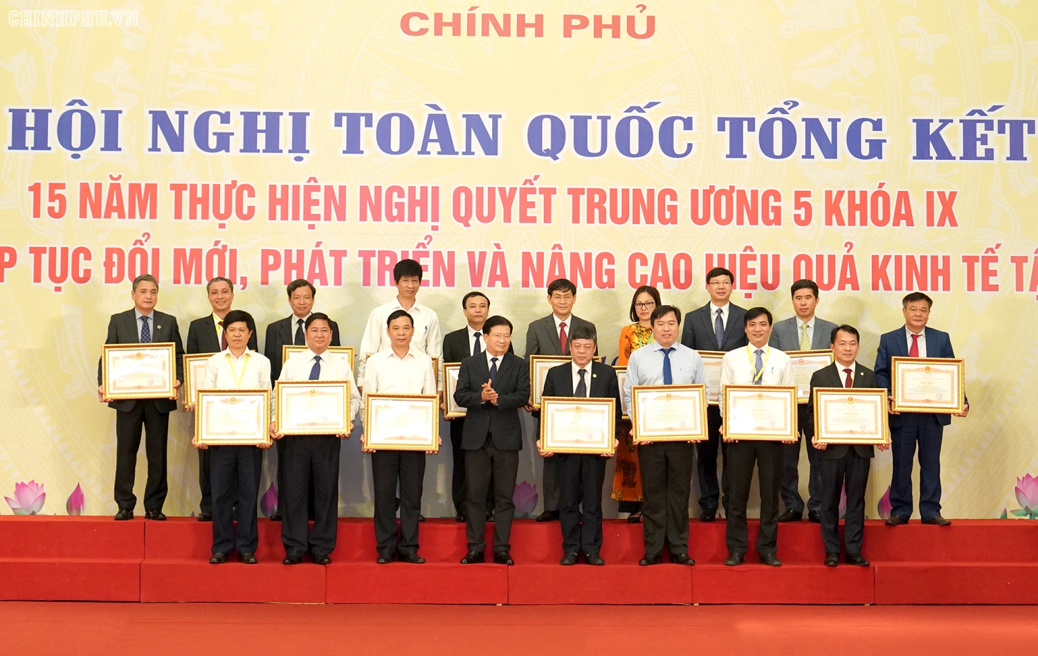 thu tuong chu tri hoi nghi tong ket nghi quyet trung uong 5 ve kinh te tap the