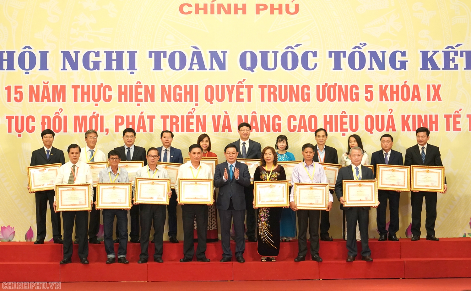 thu tuong chu tri hoi nghi tong ket nghi quyet trung uong 5 ve kinh te tap the