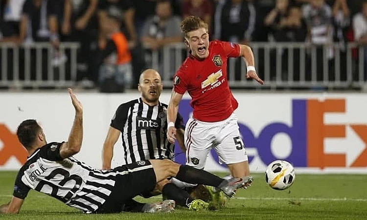 man utd lan dau thang san khach mua nay