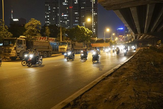 Bị CSGT kiểm tra, hàng loạt tài xế xe quá tải 