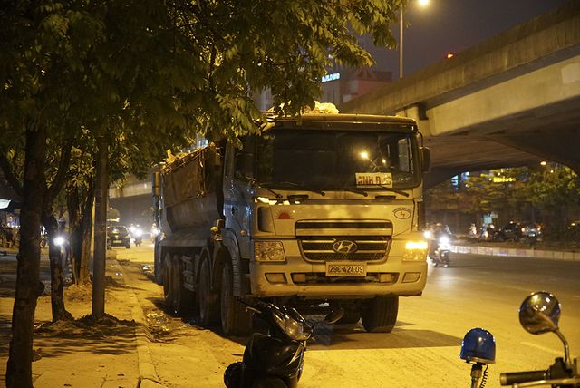 Bị CSGT kiểm tra, hàng loạt tài xế xe quá tải 