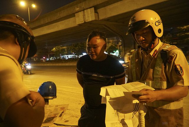 Bị CSGT kiểm tra, hàng loạt tài xế xe quá tải 