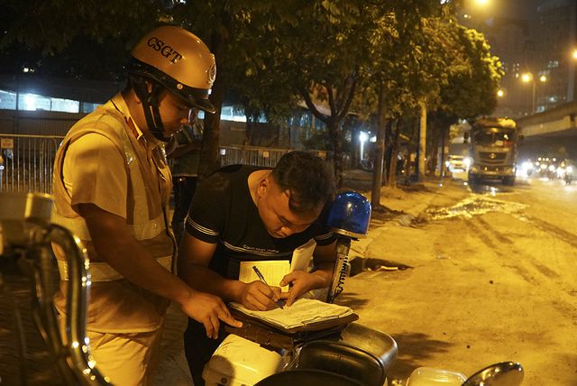 Bị CSGT kiểm tra, hàng loạt tài xế xe quá tải 