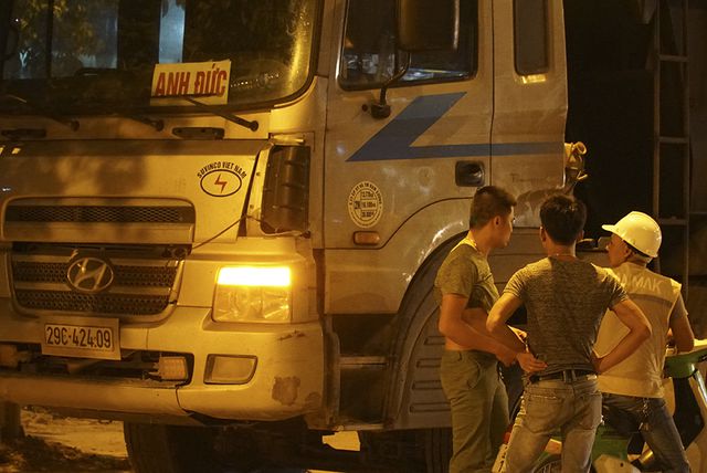 Bị CSGT kiểm tra, hàng loạt tài xế xe quá tải 