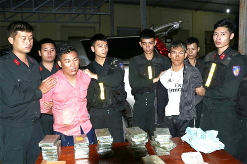 Ôtô chở ma túy tông biến dạng xe cảnh sát