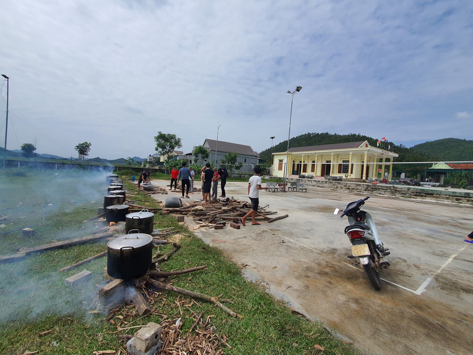 Ấm tình người trong cơn hoạn nạn