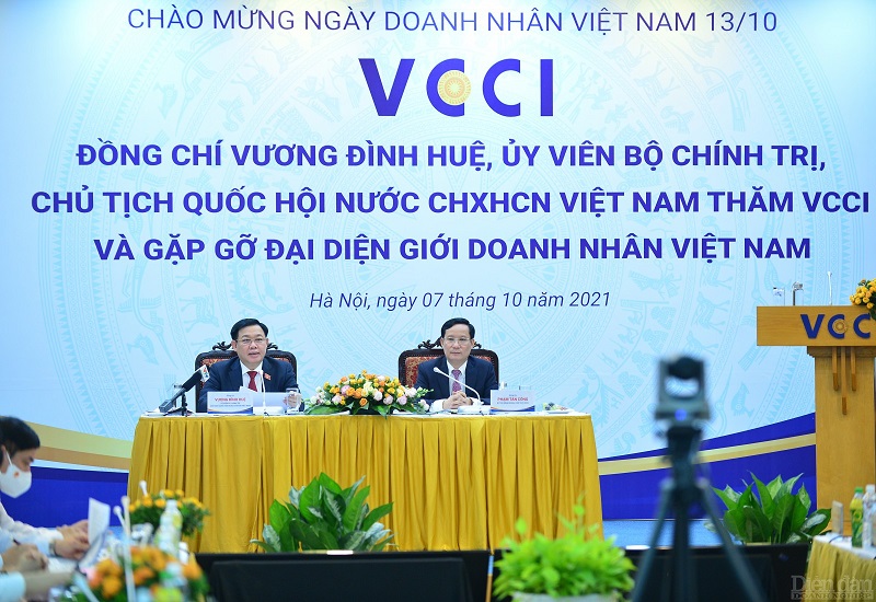 Theo Chủ tịch Quốc hội Vương Đình Huệ, Đảng đoàn Quốc hội đã trình Bộ Chính trị việc ban hành một kết luận về định hướng xây dựng pháp luật trong nhiệm kỳ Quốc hội Khóa XV. Các đề xuất của cộng đồng doanh nghiệp liên quan đến hoàn thiện thể chế sẽ theo danh mục và có lộ trình (ảnh: Quốc Tuấn)