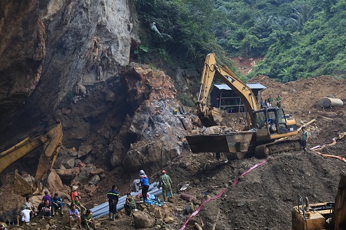 da xac dinh vi tri hai phu vang mat tich trong hang sau 70m