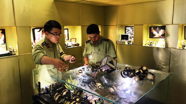 tam giu hang tram dong ho rolex omega hublot khong ro nguon goc