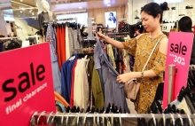 black friday dan buon xa hang ton nang gia de hut khach