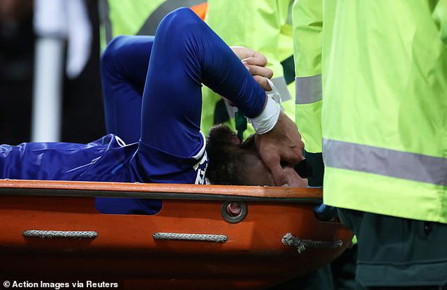 son heung min bat khoc sau khi lam gay co chan cau thu everton