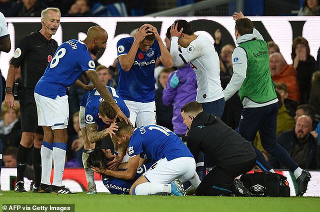 son heung min bat khoc sau khi lam gay co chan cau thu everton