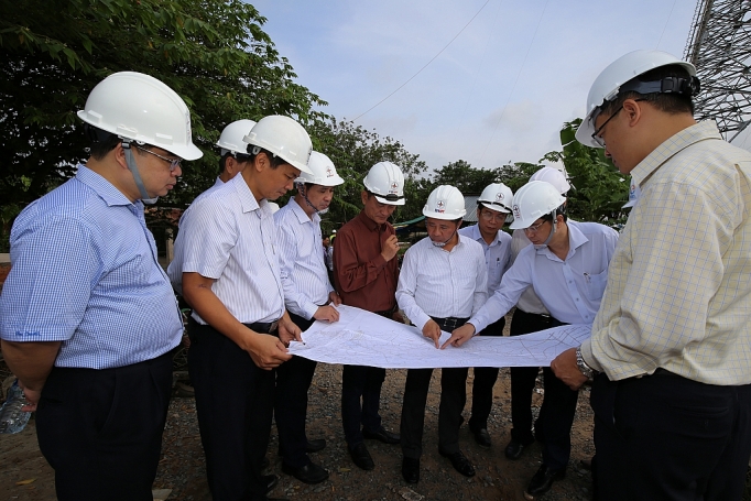 duong day 500 kv song hau duc hoa tren duong ve dich