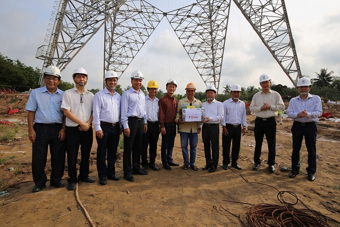 duong day 500 kv song hau duc hoa tren duong ve dich