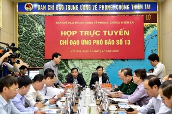 Phó Thủ tướng Trịnh Đình Dũng chủ trì cuộc họp ứng phó bão số 13