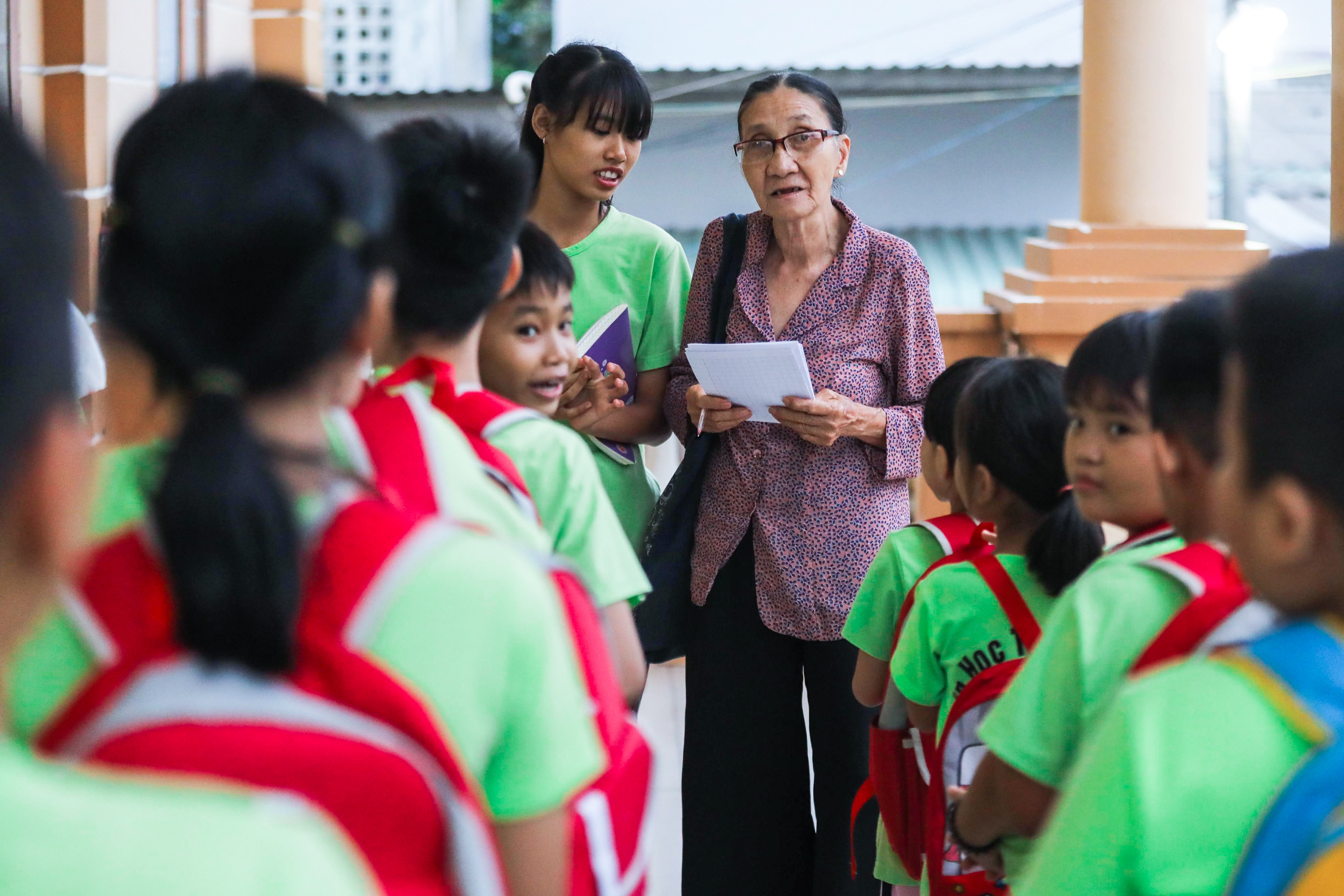 Bà giáo U80 ngày bán vé số, tối đứng lớp “gieo chữ” cho học sinh nghèo - 12