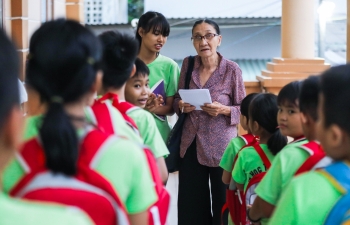 Bà giáo U80 ngày bán vé số, tối đứng lớp "gieo chữ" cho học sinh nghèo