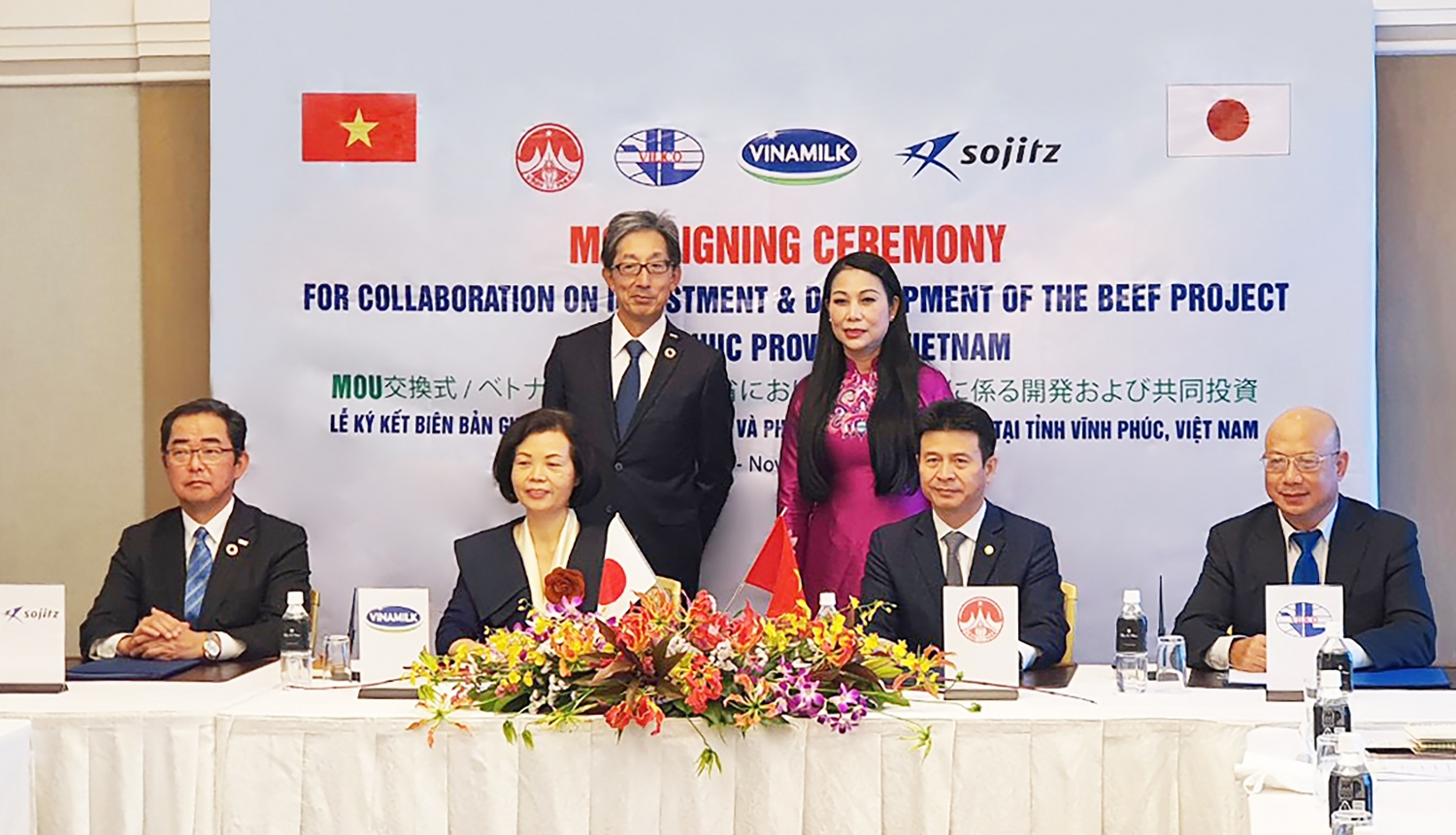 Ông Ryutaro Hirai, Phó chủ tịch Tập đoàn Sojitz và Bà Hoàng Thị Thúy Lan, Bí thư Tỉnh ủy Vĩnh Phúc chứng kiến lễ ký kết biên bản ghi nhớ giữa các bên
