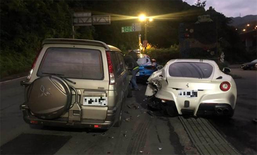 sinh vien lai suv dam 4 sieu xe tien boi thuong 17 trieu usd