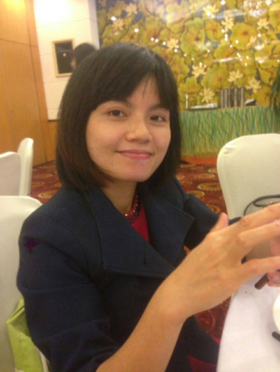 co gai tre va hanh trinh gom rac dien tu