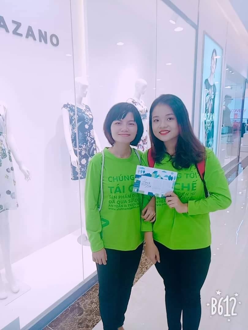 co gai tre va hanh trinh gom rac dien tu