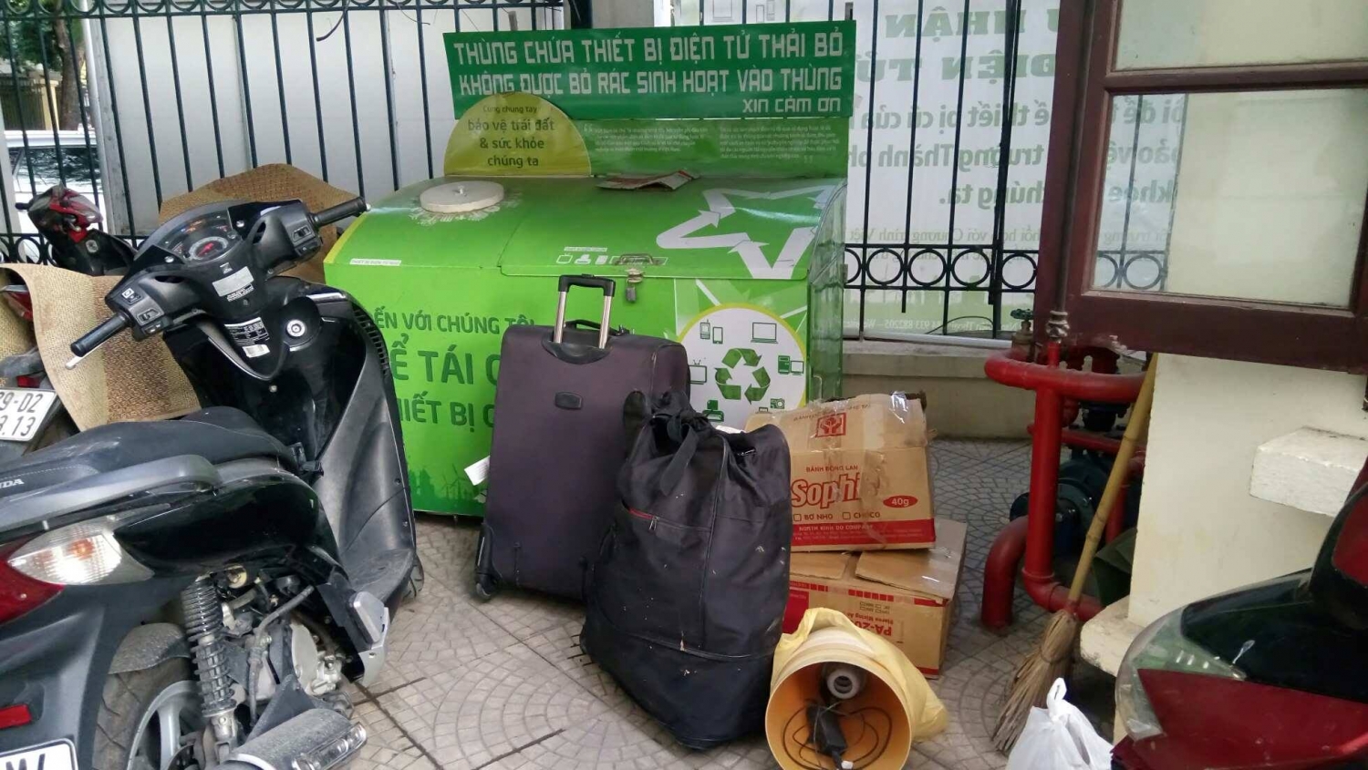 co gai tre va hanh trinh gom rac dien tu