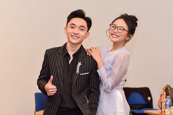 sao viet ngay 1812 dao dien le hoang bi nem da khi nhac lai chuyen lo clip nong cua hoang thuy linh