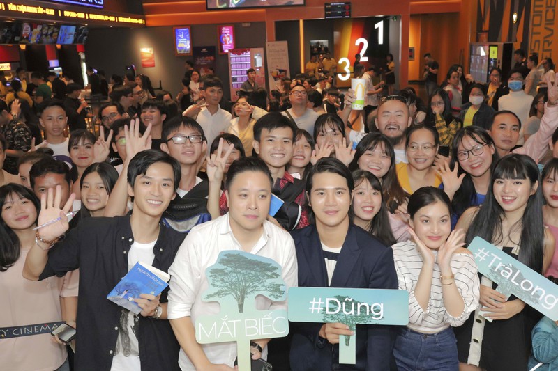 sao viet ngay 2212 tra long khanh van bat den canh hon ngan trong phim mat biec