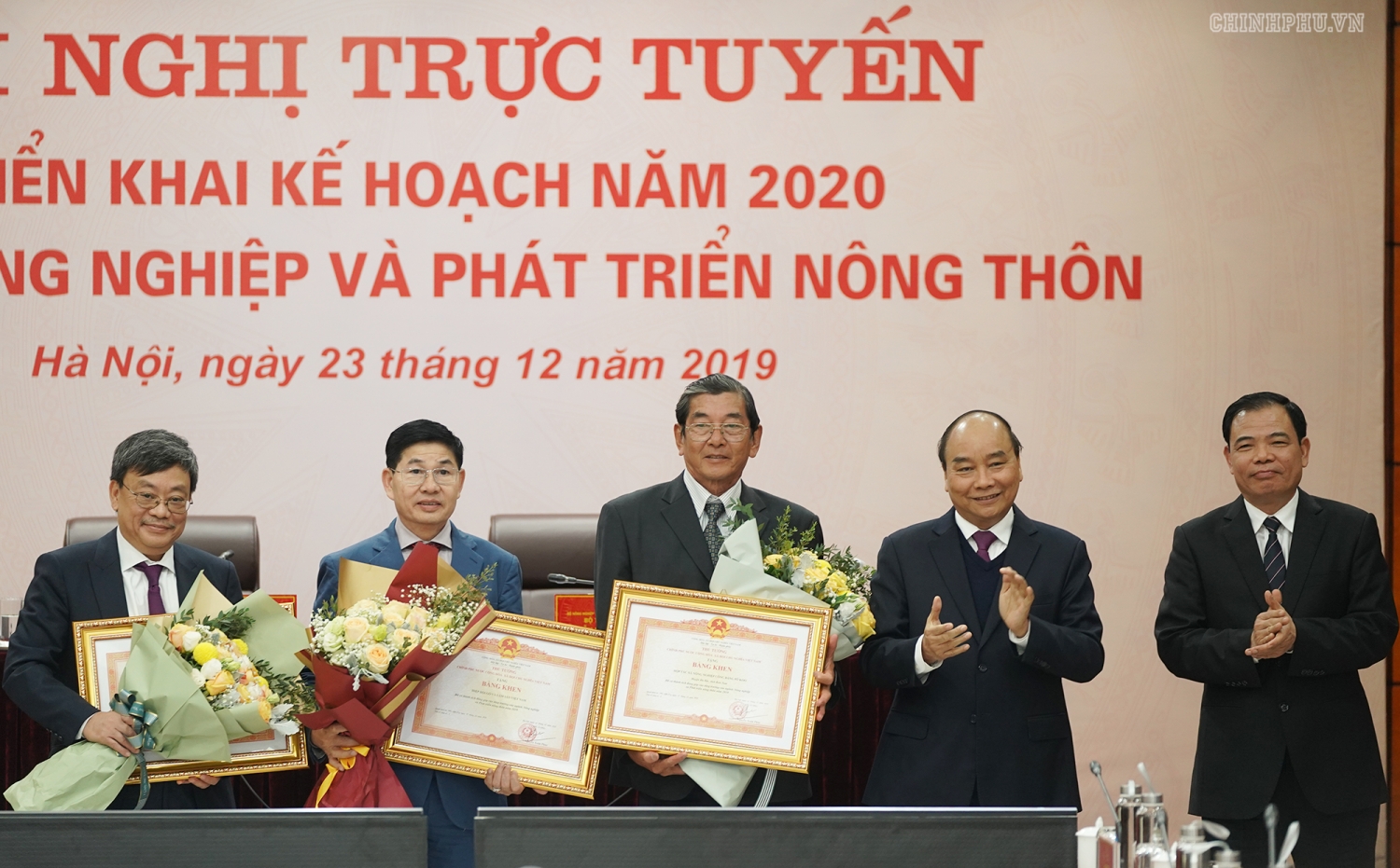 Thủ tướng: Không quan tâm nông dân thì quan tâm ai
