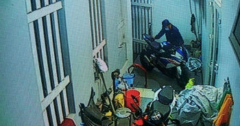 Camera an ninh ghi hình ảnh nhóm nam nữ táo tợn cắt khóa tiệm vàng, trộm mô tô BMW