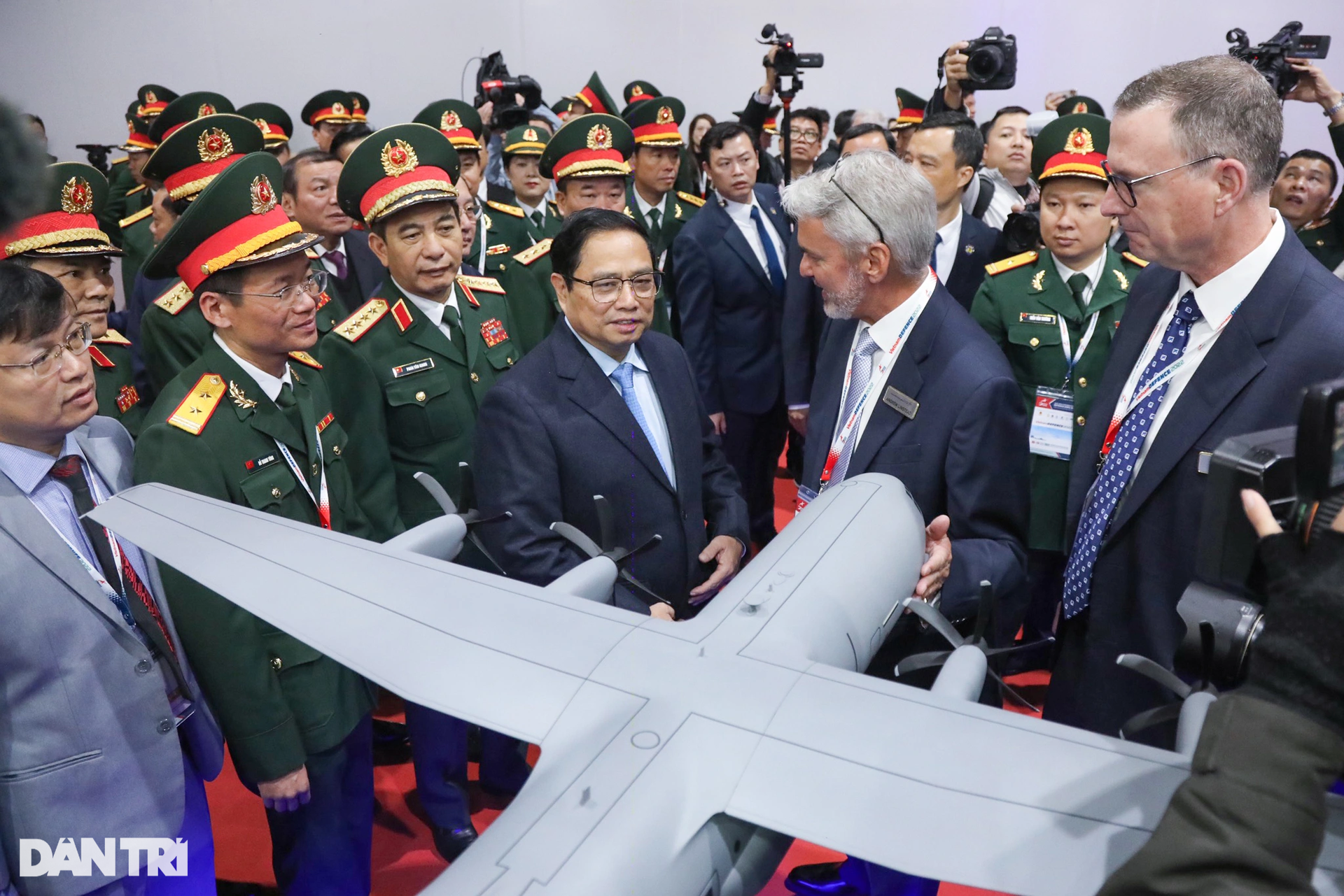 Su-30MK2 nhả đạn nhiễu rực sáng bầu trời khai mạc Triển lãm Quốc phòng - 3