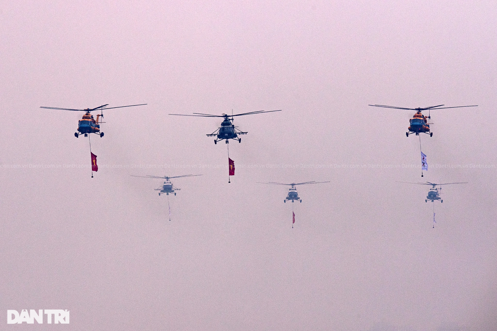 Su-30MK2 nhả đạn nhiễu rực sáng bầu trời khai mạc Triển lãm Quốc phòng - 6