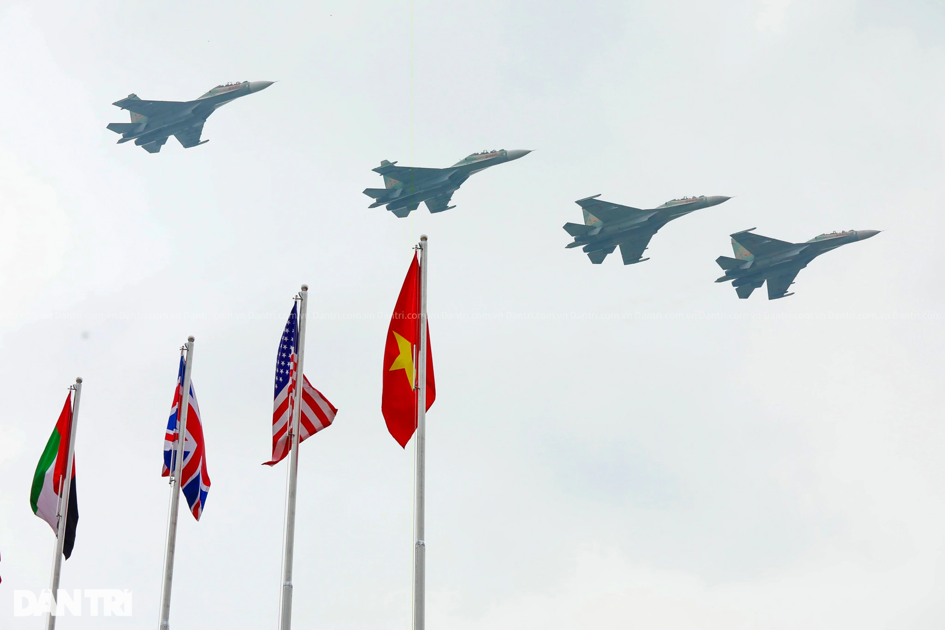 Su-30MK2 nhả đạn nhiễu rực sáng bầu trời khai mạc Triển lãm Quốc phòng - 12