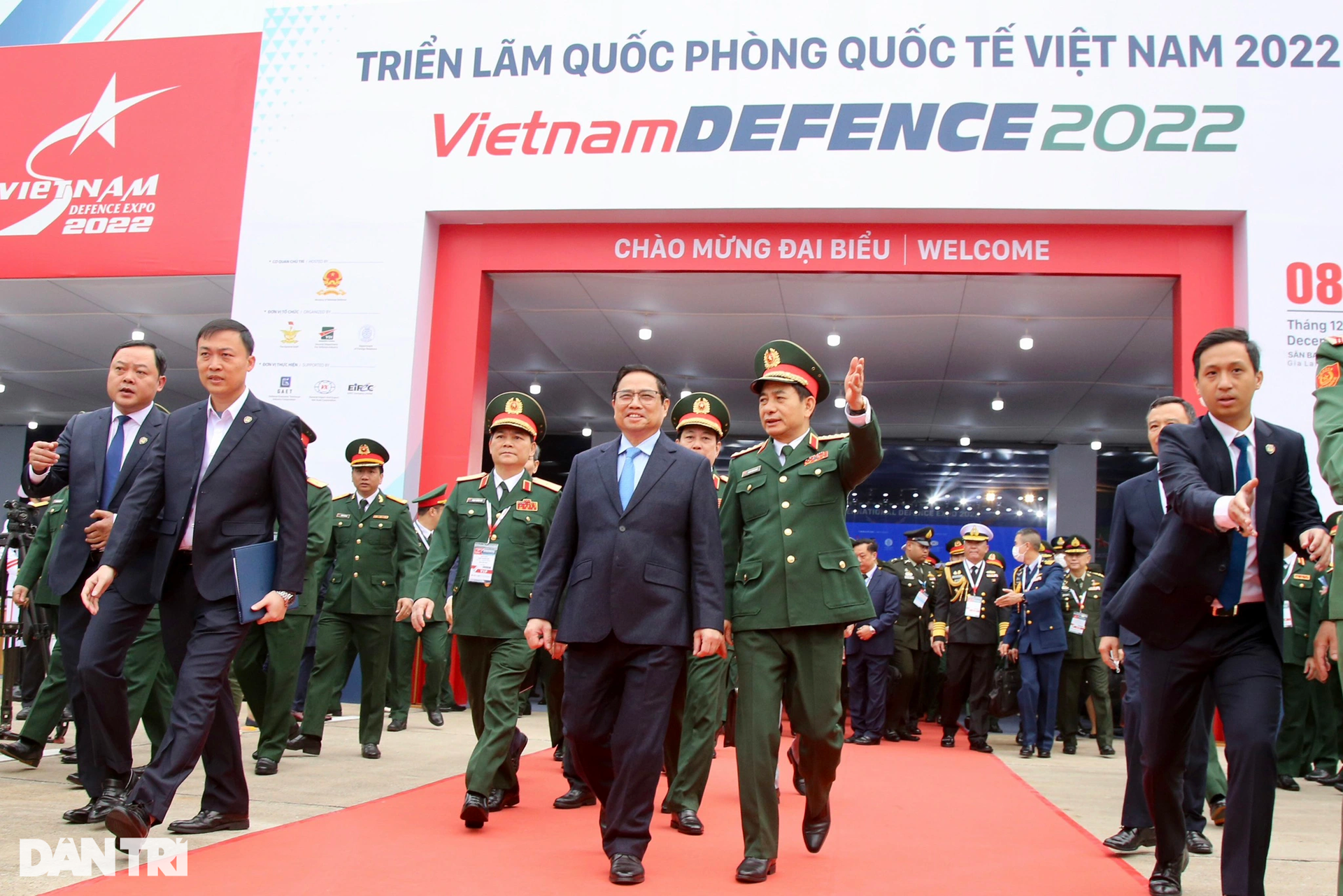 Su-30MK2 nhả đạn nhiễu rực sáng bầu trời khai mạc Triển lãm Quốc phòng - 18