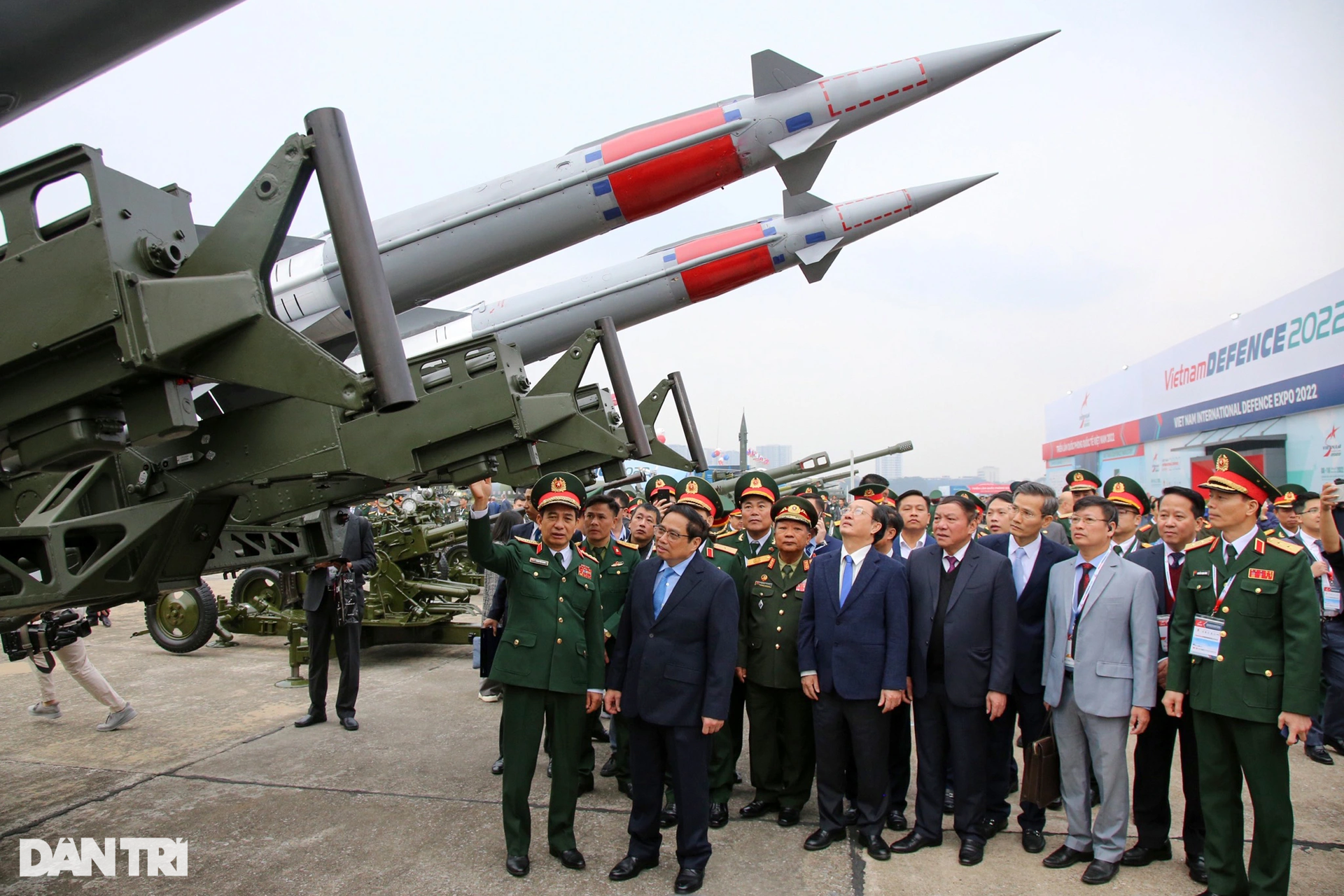 Su-30MK2 nhả đạn nhiễu rực sáng bầu trời khai mạc Triển lãm Quốc phòng - 19