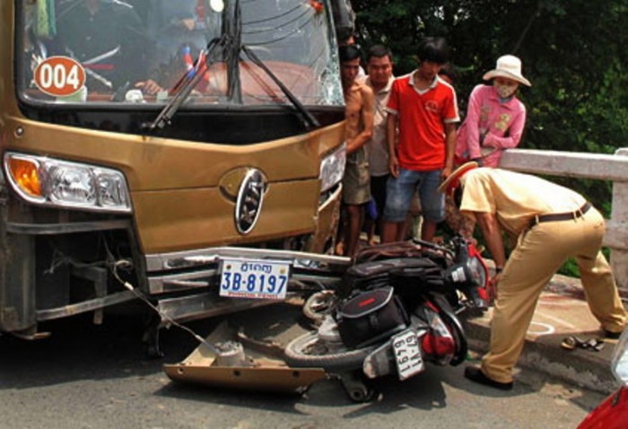 xe khach tong xe may thai phu 7 thang tu vong