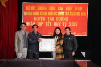 cung nlm tang qua tet cho ba con tay bac