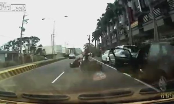 2 người gặp tai nạn thảm khốc khi tông trực diện vào cánh cửa ô tô