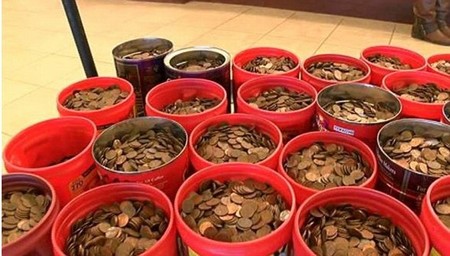 [VIDEO] Mang hơn 200 cân tiền xu đi đổi tiền giấy ở ngân hàng