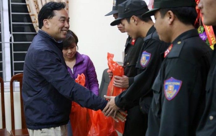 nhung giot dau chay len tay bac