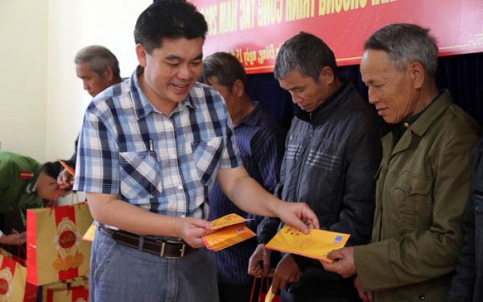 nhung giot dau chay len tay bac