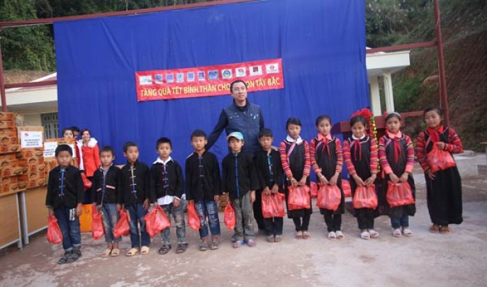 nhung giot dau chay len tay bac