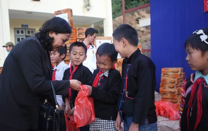 nhung giot dau chay len tay bac