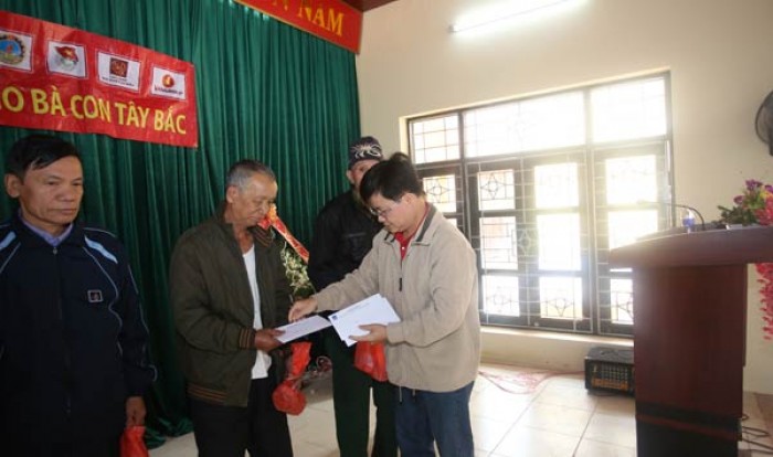 nhung giot dau chay len tay bac