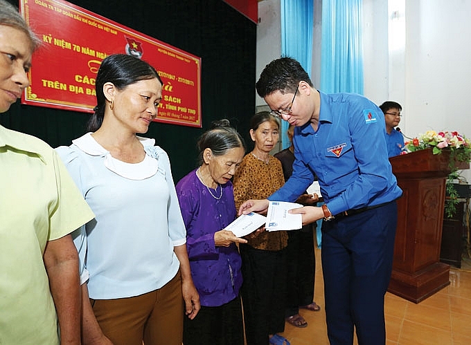 nhiet huyet tri tue cong hien