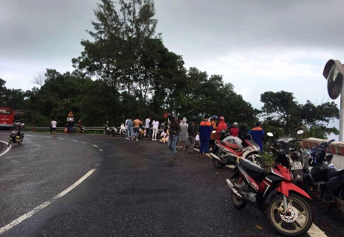 xe cho sinh vien roi xuong vuc tren deo hai van hon 20 nguoi bi thuong