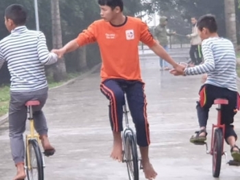Kỳ tích ngược đời: "Hạ độ cao" của trẻ